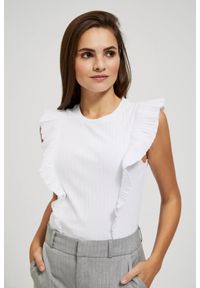 MOODO - Prążkowana bluzka z falbaną biała. Kolor: biały. Materiał: prążkowany