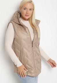 Born2be - Beżowa Pikowana Kamizelka z Odpinanym Kapturem Rilanisa. Okazja: na co dzień. Kolor: beżowy. Materiał: jeans. Styl: klasyczny, casual, elegancki
