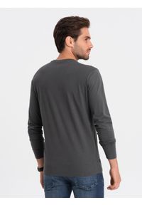 Ombre Clothing - Męski longsleeve BASIC z okrągłym dekoltem - grafitowy V6 OM-LSBL-0106 - XXL. Kolor: szary. Materiał: bawełna, materiał. Długość rękawa: długi rękaw. Wzór: jednolity, gładki. Styl: klasyczny #3