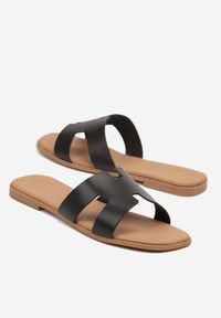 Renee - Czarne Klapki Vices ze Skóry Naturalnej Ozdobione Wycięciami Arqelia. Okazja: na co dzień. Kolor: czarny. Materiał: skóra. Wzór: aplikacja. Styl: elegancki, casual #4