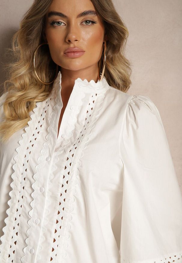 Renee - Biała Koszula z Bawełną z Ażurowym Zdobieniem Avanirae. Okazja: na co dzień, do pracy. Kolor: biały. Materiał: bawełna. Wzór: aplikacja, ażurowy. Styl: casual, elegancki