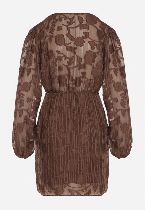 Born2be - Brązowa Kopertowa Sukienka w Tłoczone Kwiaty z Wiązaniem w Talii Esna. Kolor: brązowy. Materiał: poliester. Wzór: kwiaty. Typ sukienki: kopertowe. Styl: klasyczny