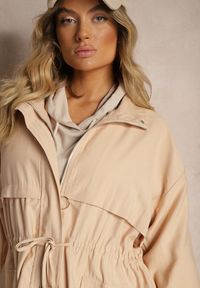 Renee - Ciemnobeżowa Kurtka Parka z Dodatkiem Bawełny Wykończona Troczkami Zapinana na Napy Velona. Okazja: na co dzień, na spacer. Kolor: beżowy. Materiał: bawełna. Styl: elegancki, casual #3