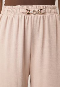 Born2be - Różowe Szerokie Spodnie Casual z Wysokim Stanem i Biżuteryjną Aplikacją Aronia. Okazja: na co dzień. Kolekcja: plus size. Kolor: różowy. Długość: długie. Wzór: aplikacja. Stan: podwyższony. Materiał: materiał, tkanina. Sezon: lato. Styl: casual #3