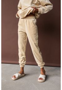 Marsala - Spodnie typu jogger wykonane z weluru w kolorze JASNOBEŻOWYM - DISPLAY VELVET. Stan: podwyższony. Kolor: beżowy. Materiał: welur. Styl: elegancki, klasyczny