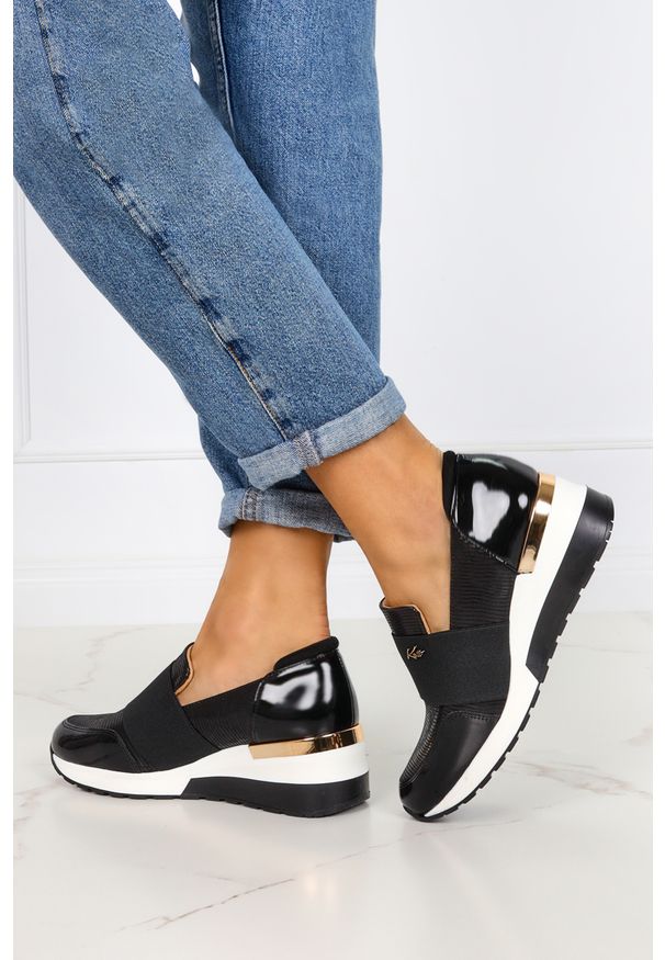 Kati - Czarne sneakersy kati półbuty na koturnie z gumką polska skóra 7020/c. Kolor: czarny. Materiał: skóra. Obcas: na koturnie