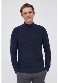 Selected Sweter bawełniany męski kolor granatowy z półgolfem. Okazja: na co dzień. Kolor: niebieski. Materiał: bawełna. Długość rękawa: raglanowy rękaw. Styl: casual