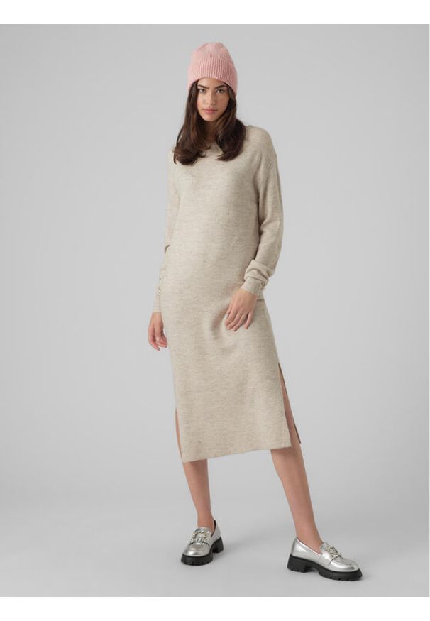 Vero Moda Sukienka dzianinowa 10291689 Beżowy Relaxed Fit. Kolor: beżowy. Materiał: syntetyk