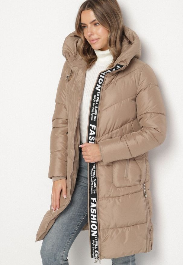 Born2be - Beżowa Długa Kurtka Pikowana z Kapturem i Ozdobną Taśmą przy Suwaku Galorrea. Okazja: na co dzień. Typ kołnierza: kaptur. Kolor: beżowy. Materiał: poliester, jeans, dzianina. Długość: długie. Styl: elegancki, casual