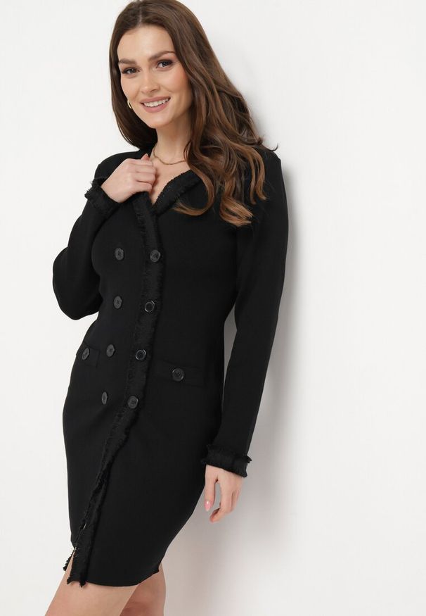 Born2be - Czarna Sukienka Sweterkowa Dwurzędowa z Guzikami i Ozdobnymi Frędzlami Vluona. Kolor: czarny. Materiał: materiał