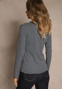 Renee - Granatowa Bluzka Longsleeve Ozdobiona Paskami i Cyrkoniami Ralenea. Okazja: na co dzień. Kolor: niebieski. Materiał: jeans. Długość rękawa: długi rękaw. Wzór: aplikacja. Styl: elegancki, casual #5