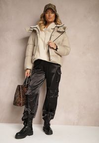 Renee - Jasnobeżowa Pikowana Kurtka z Kapturem z Możliwością Odpięcia Etineira. Typ kołnierza: kaptur. Kolor: beżowy. Materiał: jeans. Wzór: aplikacja. Styl: sportowy, klasyczny, elegancki #5