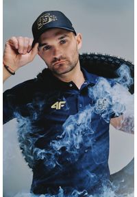 4f - 4F Koszulka polo regular uniseks 4F x Bartosz Zmarzlik - granatowa XXL. Okazja: na co dzień. Typ kołnierza: polo. Kolor: niebieski. Materiał: dzianina, bawełna. Długość rękawa: krótki rękaw. Wzór: haft, ze splotem. Styl: elegancki, casual, klasyczny, sportowy #1
