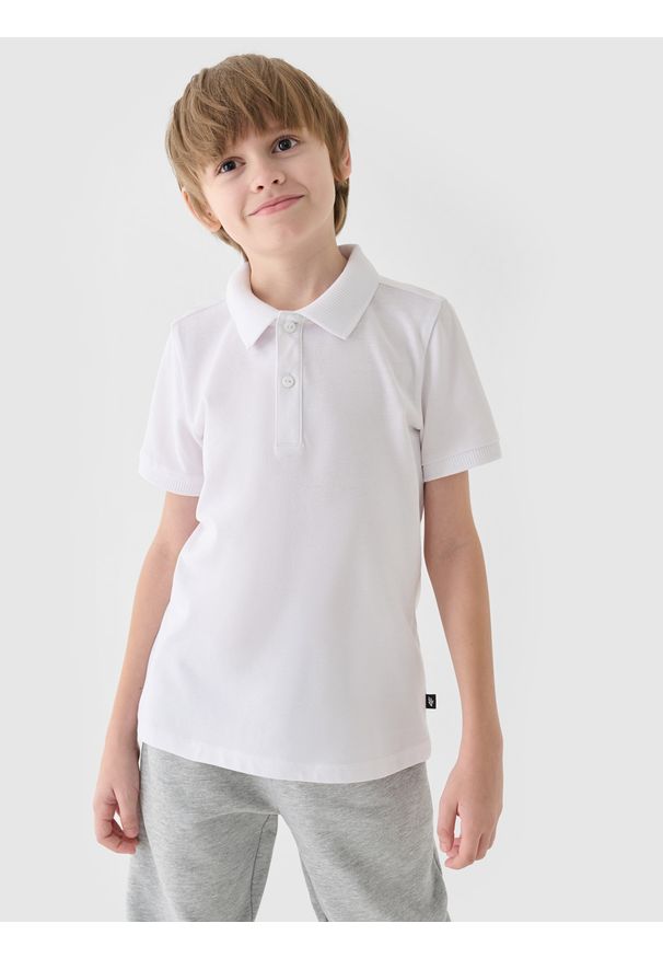 4f - 4F Koszulka polo chłopięca - biała 158 (12-13 lat). Okazja: na co dzień. Typ kołnierza: polo. Kolor: biały. Długość: krótkie. Wzór: ze splotem, gładki. Materiał: dzianina, bawełna. Długość rękawa: krótki rękaw. Sezon: lato. Styl: casual, sportowy, klasyczny