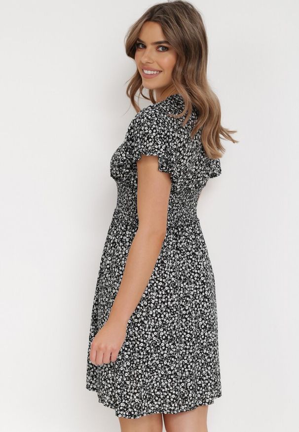Born2be - Czarna Sukienka Rhodochis. Kolor: czarny. Długość rękawa: krótki rękaw. Wzór: kwiaty. Sezon: lato. Długość: mini