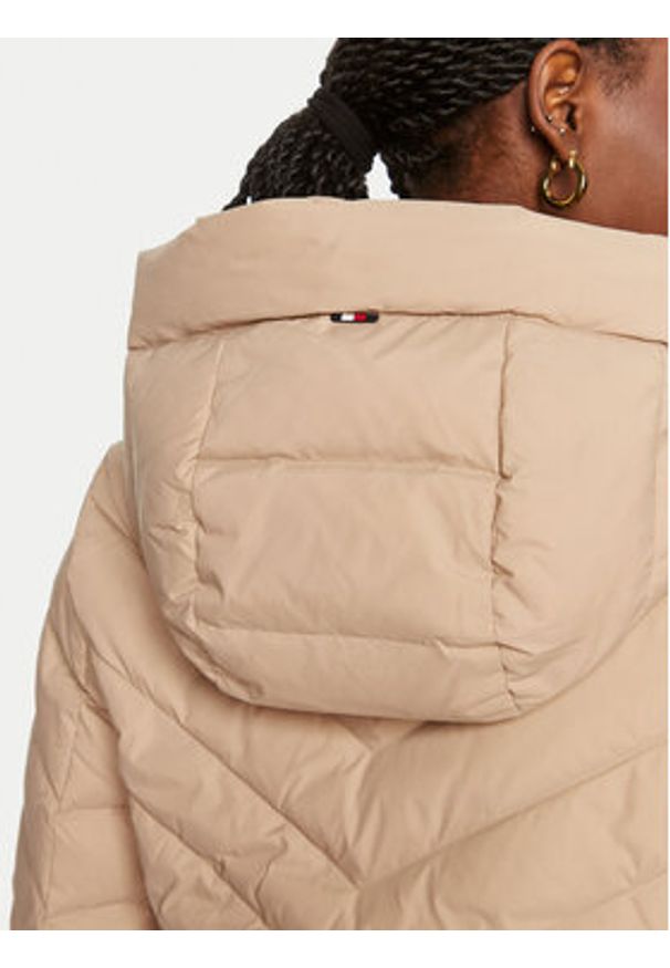 TOMMY HILFIGER - Tommy Hilfiger Płaszcz zimowy Chevron WW0WW42622 Beżowy Regular Fit. Kolor: beżowy. Materiał: syntetyk. Sezon: zima