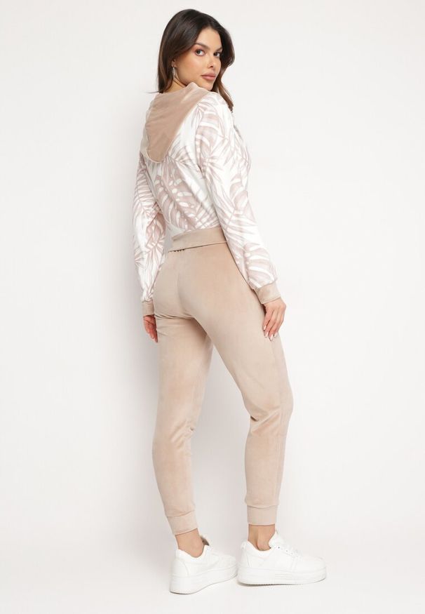 Born2be - Ciemnobeżowy Komplet Dresowy z Weluru Bluza z Kapturem z Ozdobnym Wzorem i Spodnie Grouvia. Kolor: beżowy. Materiał: dresówka, welur