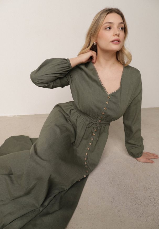 Born2be - Zielona Rozkloszowana Sukienka z Lnem i Wiskozą Zdobiona Guzikami Maitiella. Okazja: na co dzień. Typ kołnierza: dekolt w kształcie V. Kolor: zielony. Materiał: wiskoza, len. Długość rękawa: długi rękaw. Wzór: aplikacja. Sezon: wiosna, lato. Styl: casual, elegancki