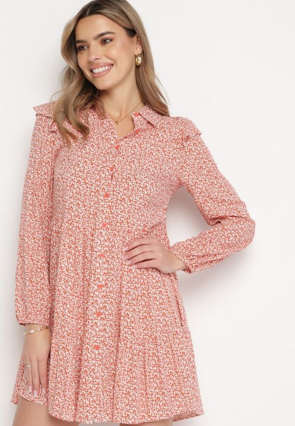 Born2be - Różowa Rozkloszowana Sukienka Mini w Kwiaty z Falbankami na Ramionach Lorean. Okazja: na spacer, na imprezę. Typ kołnierza: kołnierz z falbankami. Kolor: różowy. Materiał: materiał. Wzór: kwiaty. Sezon: lato. Styl: elegancki. Długość: mini