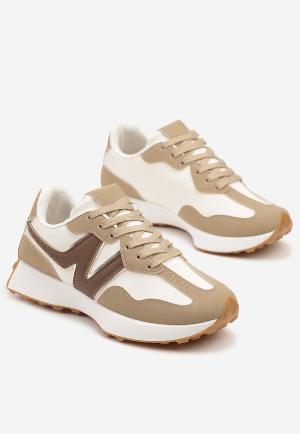 Renee - Ciemnobeżowe Sneakersy z Geometrycznym Wzorem Jenaviella. Okazja: na spacer, na co dzień. Kolor: beżowy. Materiał: jeans. Szerokość cholewki: normalna. Wzór: geometria. Sport: turystyka piesza