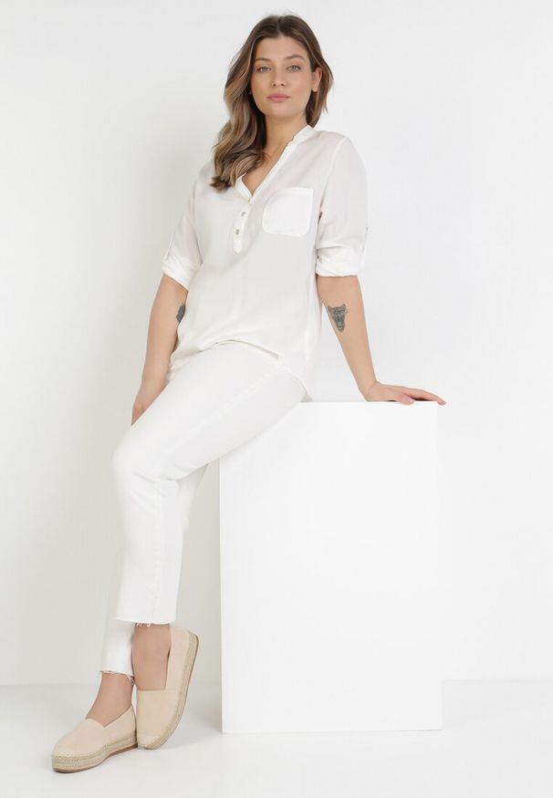 Born2be - Biała Bluzka Fiber. Typ kołnierza: kołnierzyk stójkowy. Kolor: biały. Materiał: jeans. Długość rękawa: długi rękaw. Długość: długie. Wzór: gładki, aplikacja