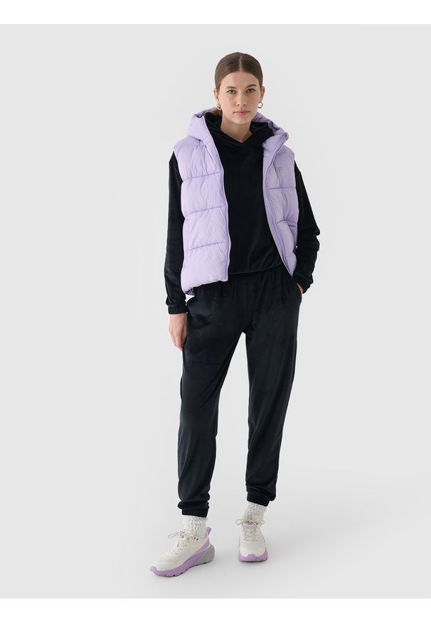 4f - 4F Bluza dresowa z weluru nierozpinana z kapturem damska - czarna XS. Okazja: na co dzień. Typ kołnierza: kaptur. Kolor: czarny. Materiał: welur, dresówka. Wzór: jednolity, gładki, ze splotem. Styl: casual, sportowy