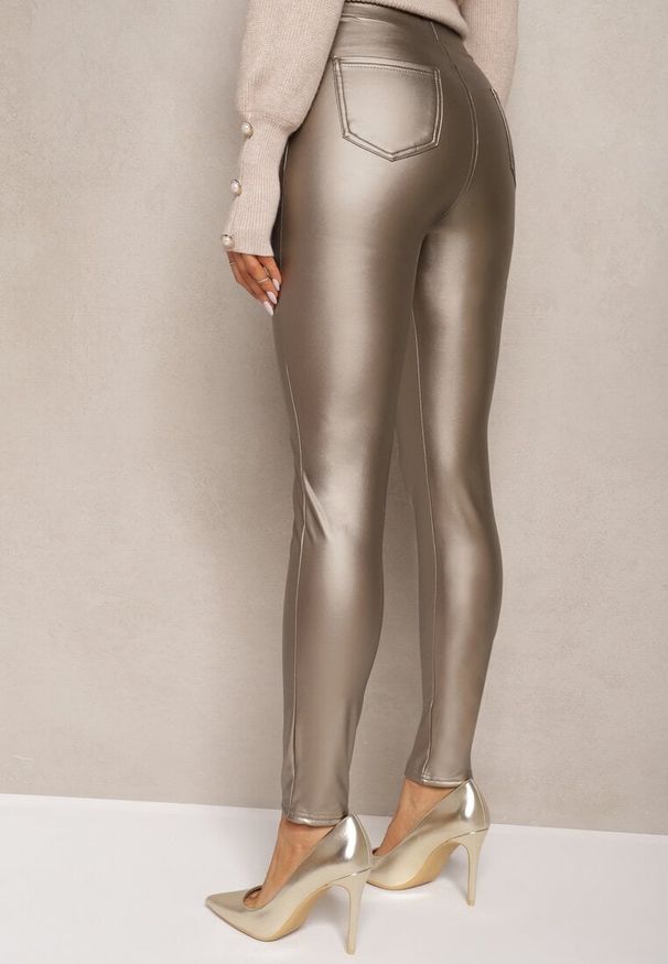 Renee - Złote Legginsy z Imitacji Skóry High Waist Ozdobione Wsuwanymi Kieszeniami Valerievia. Stan: podwyższony. Kolor: złoty. Materiał: skóra. Wzór: aplikacja. Sezon: zima