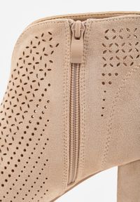 Born2be - Beżowe Ażurowe Sandały Vices na Słupku z Otwartym Noskiem Oliri. Okazja: na co dzień. Nosek buta: otwarty. Zapięcie: zamek. Kolor: beżowy. Wzór: ażurowy. Materiał: zamsz. Obcas: na słupku. Styl: casual, elegancki, boho, klasyczny. Wysokość obcasa: średni #9