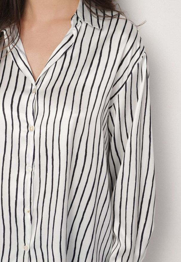 Born2be - Biało-Czarna Satynowa Koszula w Paski Silatra. Okazja: na co dzień. Typ kołnierza: kołnierzyk klasyczny. Kolor: biały. Materiał: satyna. Długość rękawa: długi rękaw. Długość: długie. Wzór: paski. Styl: casual, elegancki, klasyczny