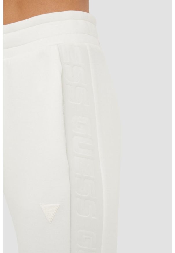 Guess - GUESS Beżowe spodnie dresowe damskie Allie Scuba, Rozmiar L. Kolor: beżowy. Materiał: dresówka