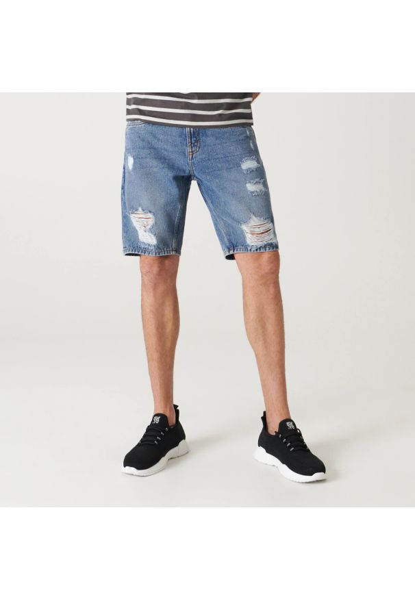 Sinsay - Szorty jeansowe regular - Niebieski. Kolor: niebieski. Materiał: jeans