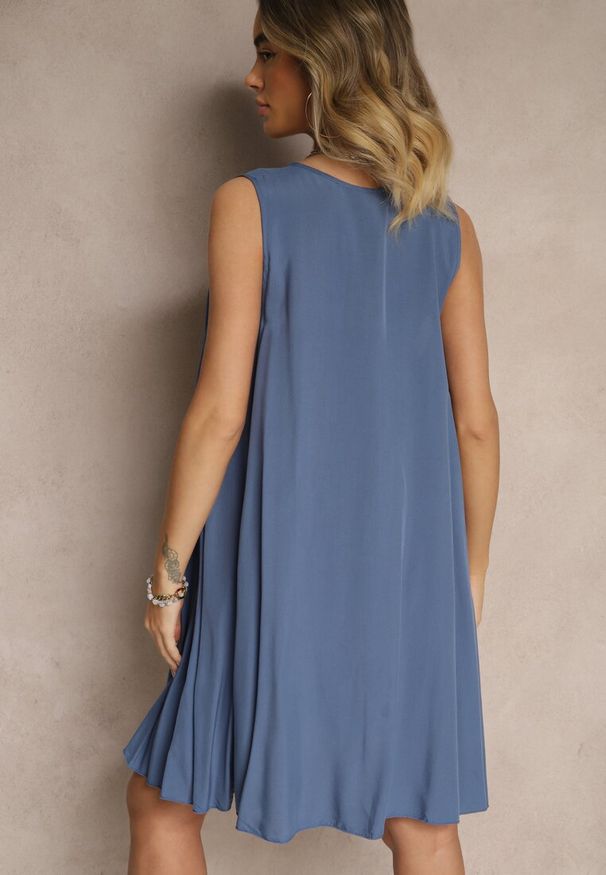 Renee - Niebieska Bawełniana Sukienka o Rozkloszowanym Kroju z Guzikami Folaisa. Typ kołnierza: dekolt w kształcie V. Kolor: niebieski. Materiał: bawełna. Wzór: aplikacja. Sezon: lato. Styl: klasyczny