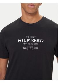 TOMMY HILFIGER - Tommy Hilfiger T-Shirt Stack Graphic MW0MW40002 Czarny Regular Fit. Kolor: czarny. Materiał: bawełna