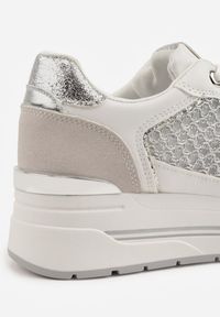 Renee - Białe Sneakersy na Platformie Ozdobione Metalicznymi Wstawkami i Siateczką Zitina. Kolor: biały. Materiał: jeans, dresówka. Wzór: aplikacja. Obcas: na platformie #2