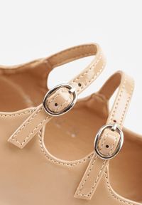 Born2be - Beżowe Lakierowane Czółenka na Obcasie z Kwadratowym Noskiem Ozdobnymi Paskami Labirae. Okazja: na co dzień, do pracy, na spotkanie biznesowe. Zapięcie: pasek. Kolor: beżowy. Materiał: lakier. Wzór: paski. Obcas: na obcasie. Styl: casual, biznesowy, elegancki. Wysokość obcasa: średni #5