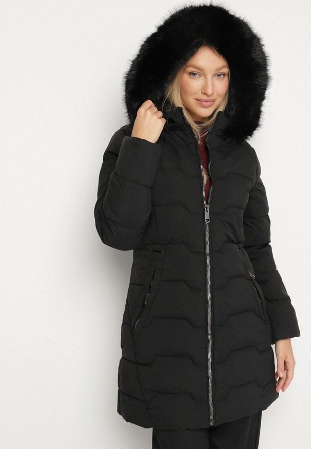 Born2be - Czarna Taliowana Kurtka z Pikowanymi Przeszyciami i Kapturem z Futrem Mundria. Okazja: na co dzień. Kolor: czarny. Materiał: futro. Styl: klasyczny, casual, elegancki