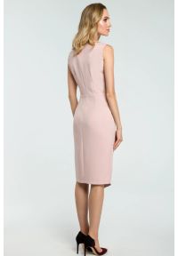 Sukienki.shop - Sukienka elegancka ołówkowa do pracy kopertowy dekolt różowa. Okazja: do pracy. Typ kołnierza: dekolt kopertowy. Kolor: czarny, różowy. Sezon: wiosna, lato. Typ sukienki: kopertowe, ołówkowe. Styl: elegancki #3