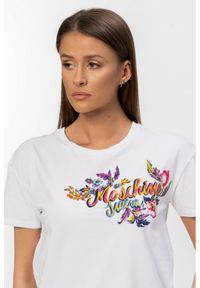 MOSCHINO Biały t-shirt z logo i kwiatami. Kolor: biały. Materiał: prążkowany. Wzór: kwiaty