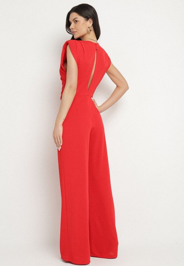 Born2be - Czerwony Kombinezon Bez Rękawów z Ozdobnym Marszczeniem Sepalene. Okazja: na co dzień. Kolor: czerwony. Długość rękawa: bez rękawów. Sezon: wiosna, lato. Styl: elegancki, casual, klasyczny