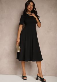 Renee - Czarna Sukienka Rozkloszowana o Taliowanym Fasonie Telaswena. Okazja: na co dzień. Kolor: czarny. Styl: elegancki, casual #4