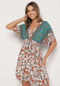 Born2be - Zielona Wiskozowa Sukienka w Kwiatowy Wzór z Wiązaniem z Tyłu Laturea. Okazja: na co dzień, na randkę. Typ kołnierza: dekolt w serek. Kolor: zielony. Materiał: wiskoza. Wzór: kwiaty. Typ sukienki: rozkloszowane, proste. Styl: casual #2
