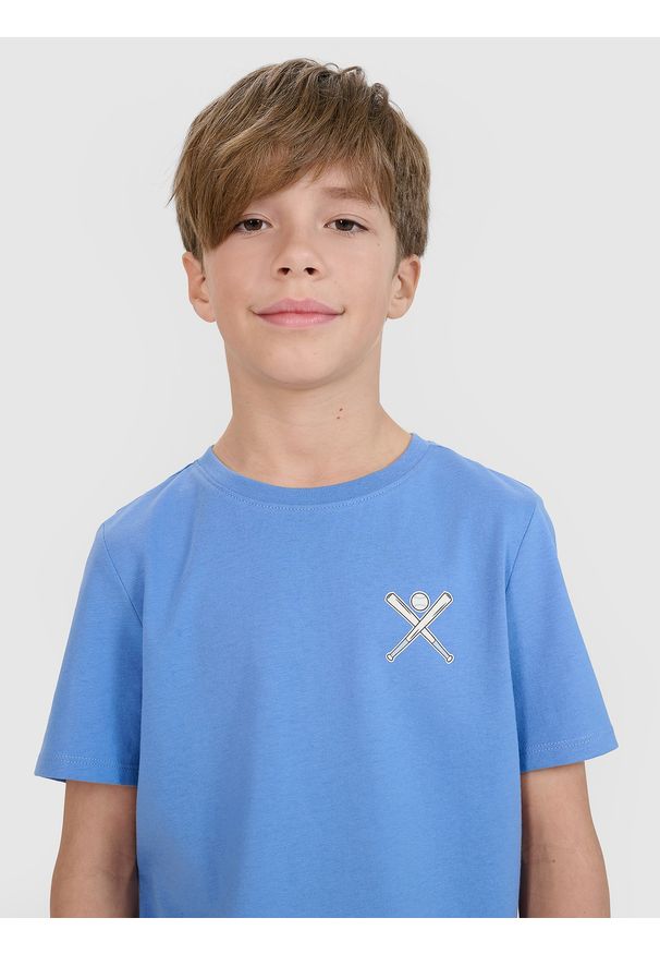 4f - 4F T-shirt regular z nadrukiem chłopięcy - granatowy 134 (8-9 lat). Okazja: na co dzień. Kolor: niebieski. Materiał: dzianina, jersey, bawełna. Długość rękawa: krótki rękaw. Długość: krótkie. Wzór: nadruk. Sezon: lato. Styl: casual, klasyczny, sportowy