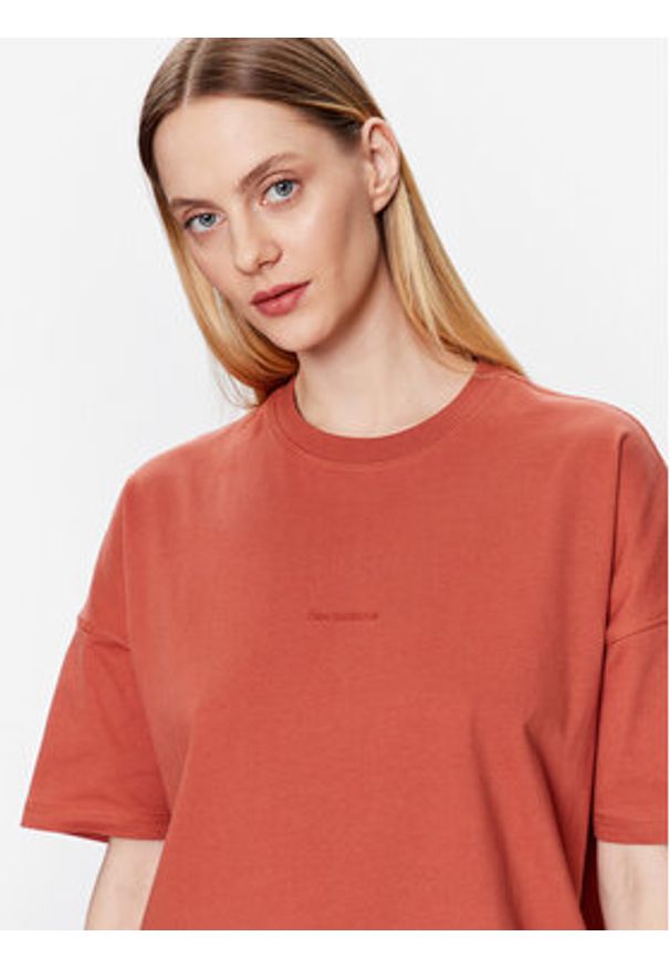 New Balance T-Shirt Athletics Nature WT23556 Brązowy Relaxed Fit. Kolor: brązowy. Materiał: bawełna