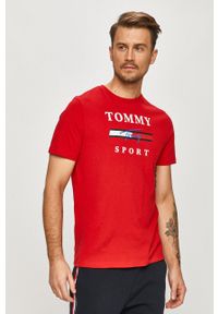 Tommy Sport - T-shirt. Okazja: na co dzień. Kolor: czerwony. Materiał: dzianina. Wzór: nadruk. Styl: sportowy