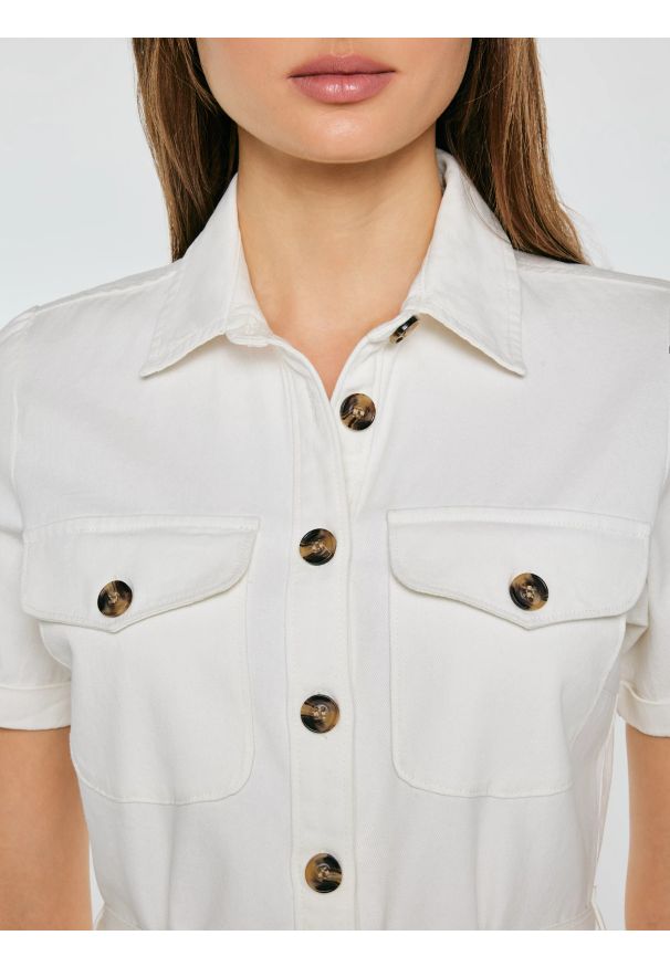 Big-Star - Sukienka damska midi jeansowa trapezowa biała Becca 100. Okazja: na co dzień. Kolor: biały. Materiał: jeans. Długość rękawa: krótki rękaw. Typ sukienki: trapezowe. Styl: elegancki, klasyczny, casual. Długość: midi