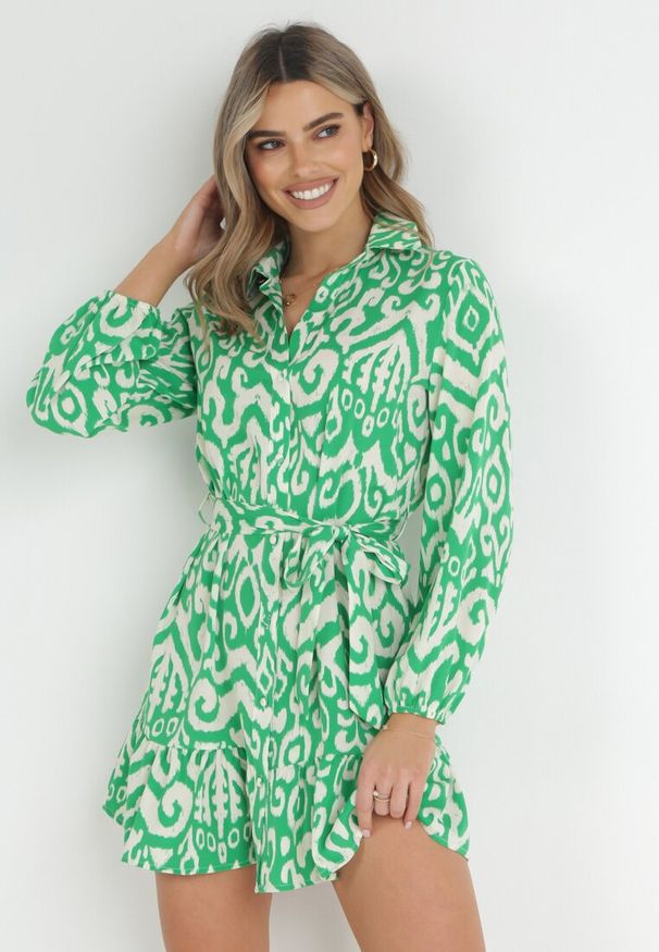 Born2be - Zielona Koszulowa Sukienka Mini w Ornamentalny Wzór z Falbanką Alecerlla. Kolor: zielony. Typ sukienki: koszulowe. Długość: mini