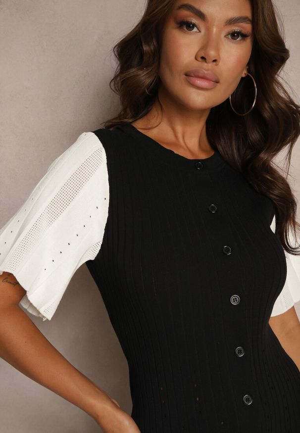 Renee - Czarno-Biała Trapezowa Sukienka z Dzianiny Zapinana na Guziki Zetirae. Okazja: do pracy, na co dzień, na spotkanie biznesowe. Kolor: czarny. Materiał: dzianina. Długość rękawa: krótki rękaw. Typ sukienki: trapezowe. Styl: casual, klasyczny, biznesowy