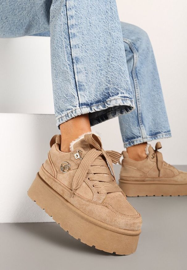 Renee - Ciemnobeżowe Sneakersy z Ekozamszu na Grubej Podeszwie Wyściełane Futerkiem Senavel. Okazja: na spacer. Zapięcie: sznurówki. Kolor: beżowy. Materiał: futro. Sezon: jesień. Sport: turystyka piesza