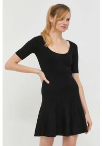 Guess sukienka kolor czarny mini rozkloszowana. Kolor: czarny. Materiał: materiał, dzianina, wiskoza. Długość rękawa: krótki rękaw. Wzór: gładki. Typ sukienki: rozkloszowane. Długość: mini #1