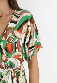 Born2be - Zielona Kopertowa Sukienka z Gumką w Pasie i Materiałowym Paskiem z Wiskozy Dionienne. Typ kołnierza: dekolt kopertowy. Kolor: zielony. Materiał: wiskoza, materiał. Długość rękawa: krótki rękaw. Sezon: wiosna, lato. Typ sukienki: kopertowe #4